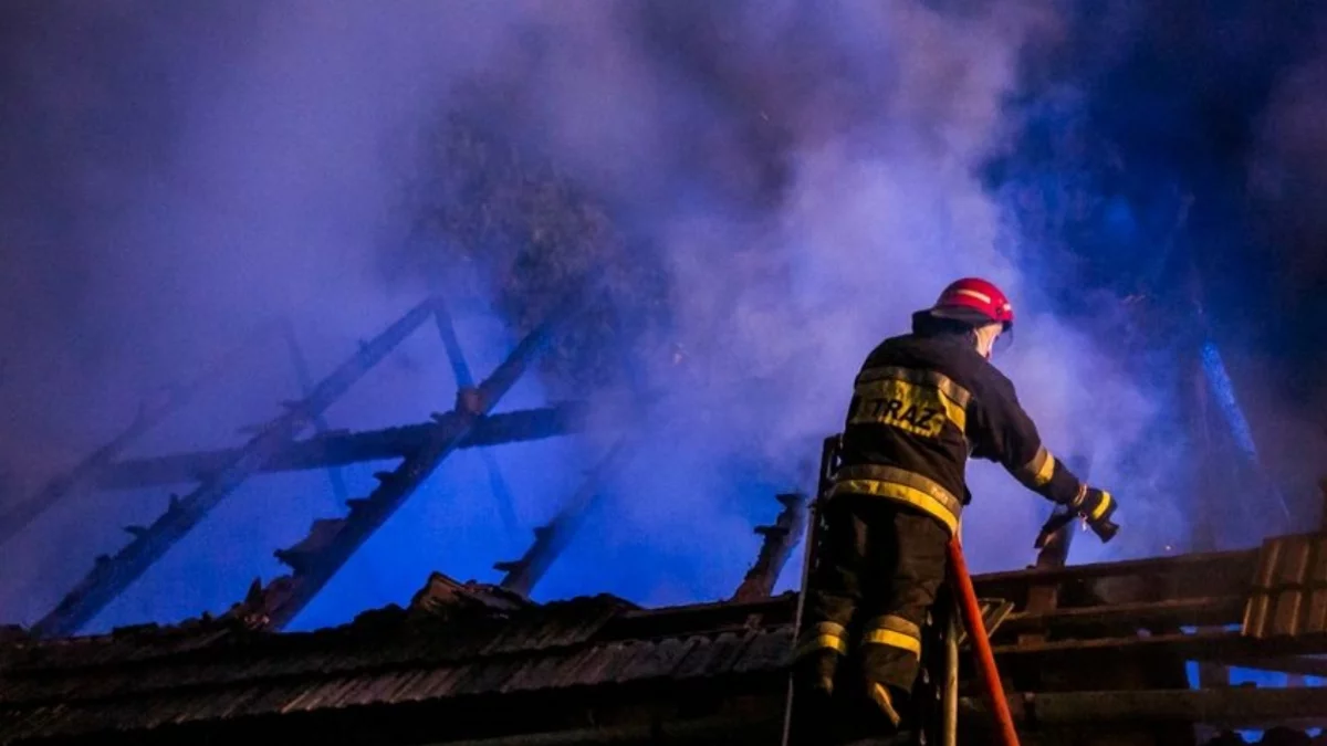 Działania strażaków podczas nocnego pożaru budynku mieszkalnego