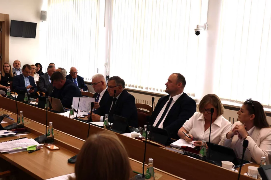 XXXII Sesja Rady Miasta Limanowa – Burmistrz Jolanta Juszkiewicz z wotum zaufania i absolutorium za wykonanie budżetu za 2025 rok - zdjęcie 9