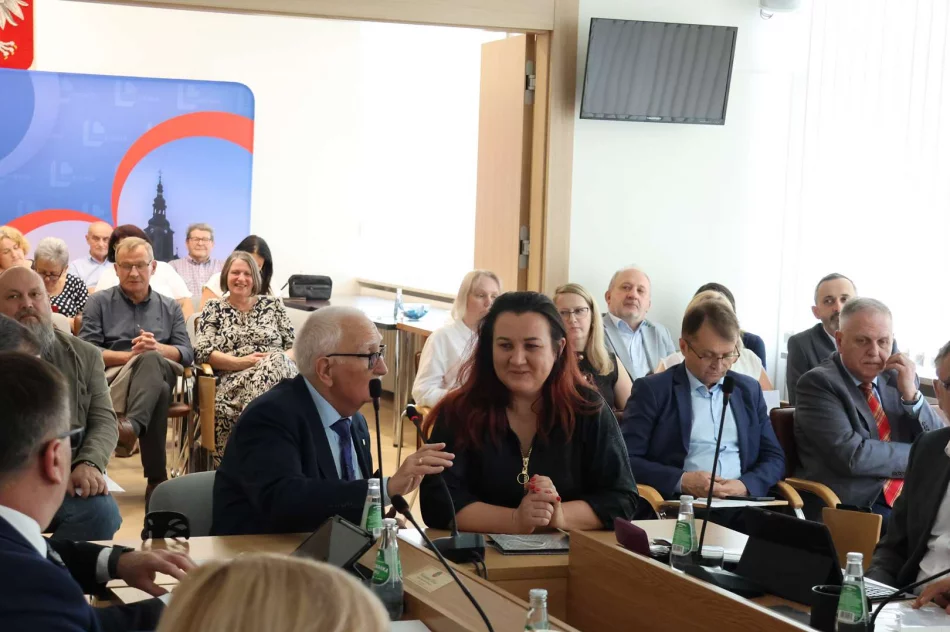 XXXII Sesja Rady Miasta Limanowa – Burmistrz Jolanta Juszkiewicz z wotum zaufania i absolutorium za wykonanie budżetu za 2025 rok - zdjęcie 18