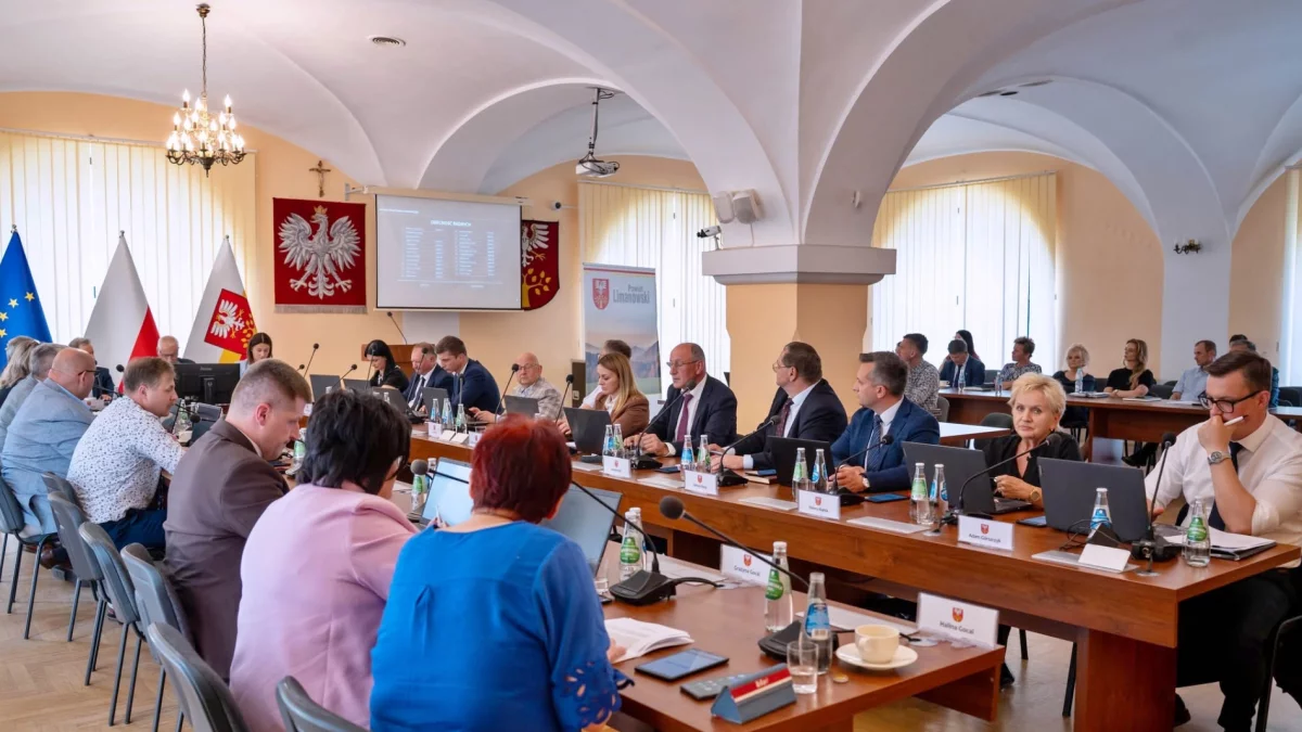 Radni podczas sesji Rady Powiatu w sali konferencyjnej Starostwa Powiatowego w Limanowej