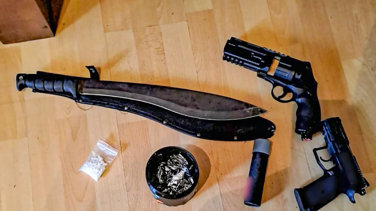Broń, granat i sprzęt do produkcji amfetaminy. Dziesięciu podejrzanych w areszcie