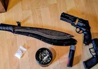 Broń, granat i sprzęt do produkcji amfetaminy. Dziesięciu podejrzanych w areszcie - zdjęcie główne