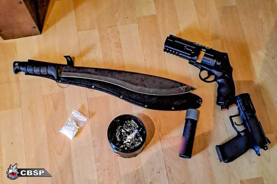 Broń, granat i sprzęt do produkcji amfetaminy. Dziesięciu podejrzanych w areszcie - zdjęcie 7