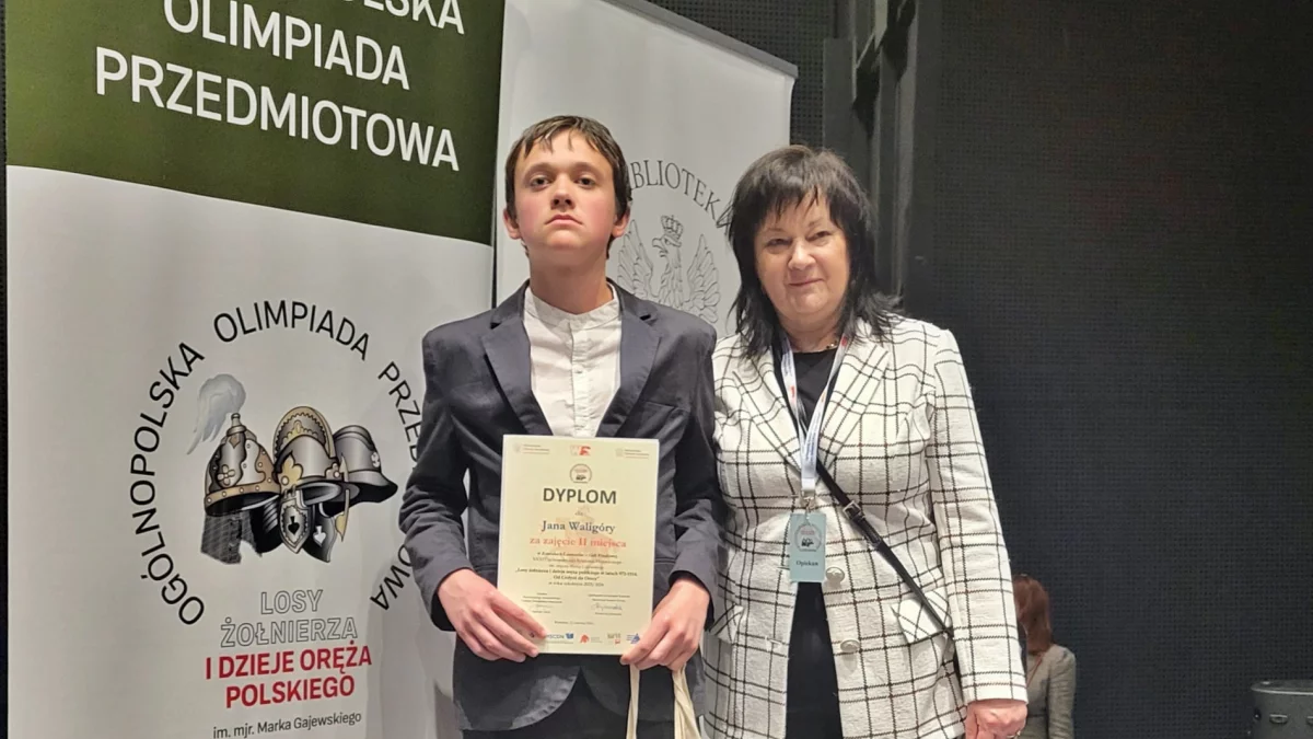 Laureat ogólnopolskiego konkursu historycznego Jan Waligóra z dyplomem za drugie miejsce
