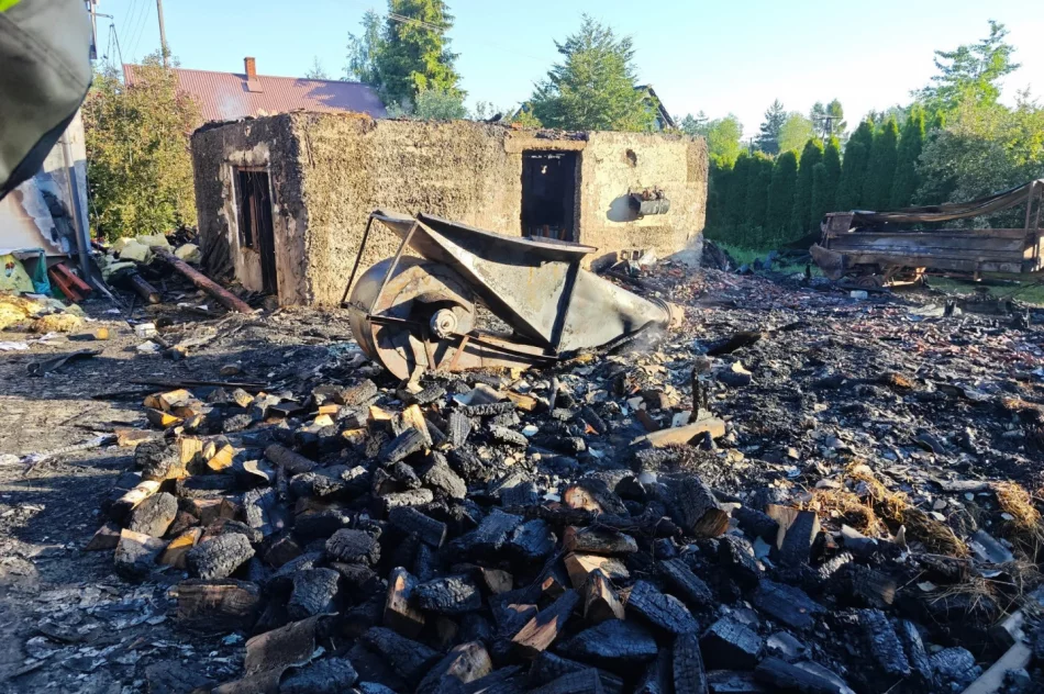 Nocny pożar zabudowań - ewakuowano siedem osób i stado bydła - zdjęcie 6