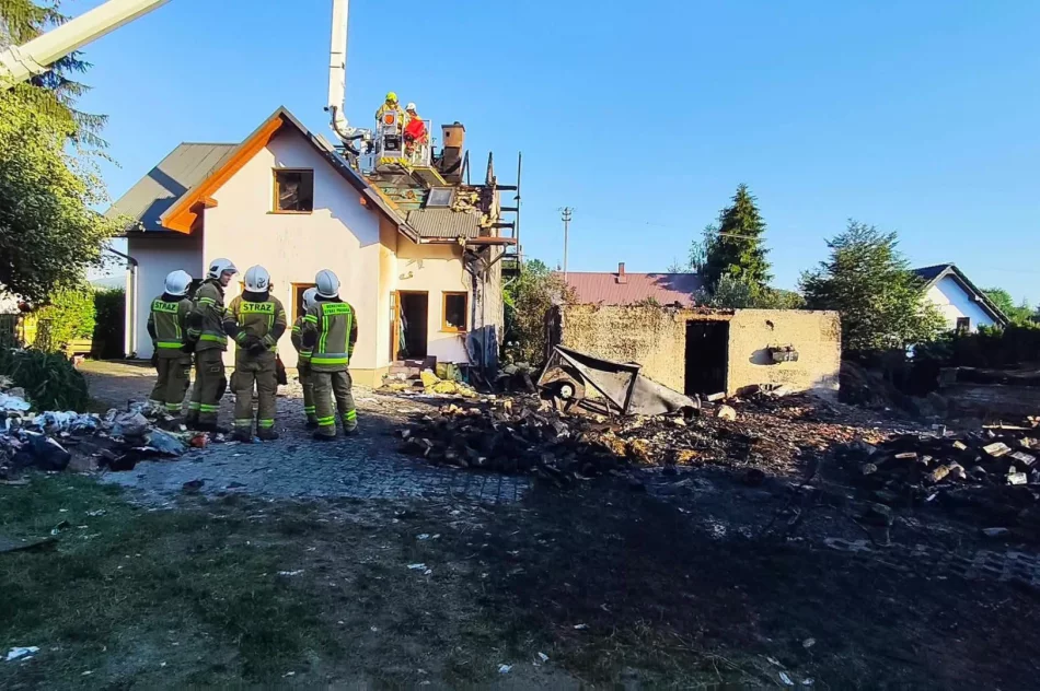 Nocny pożar zabudowań - ewakuowano siedem osób i stado bydła - zdjęcie 10