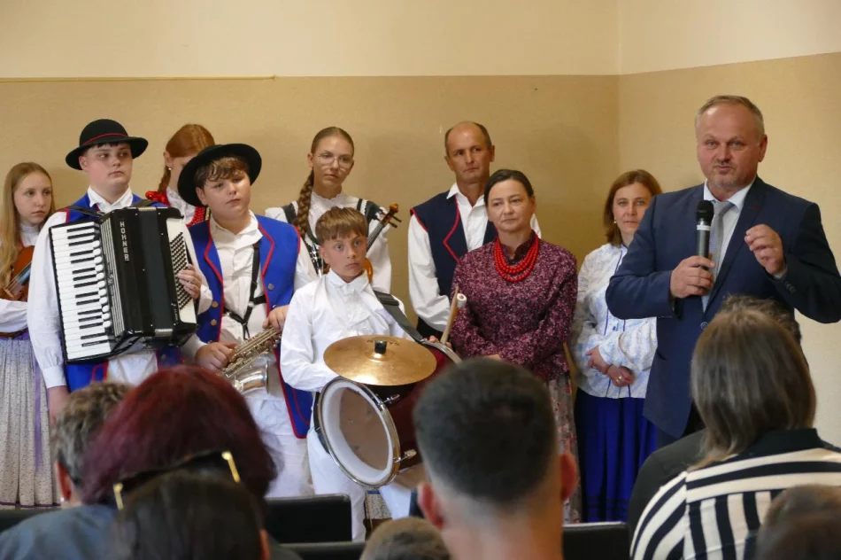 Gwara, tradycja i młode pokolenie – niezwykły spektakl „Czerwone Korale" - zdjęcie 11