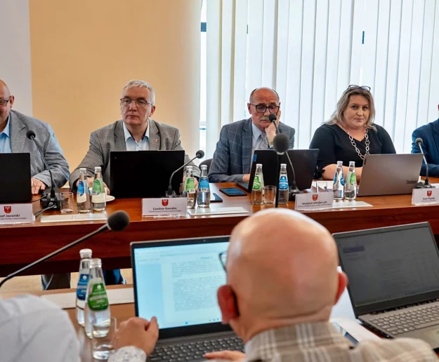 Zarząd Powiatu bez wotum zaufania - to w praktyce wniosek o jego odwołanie - zdjęcie główne