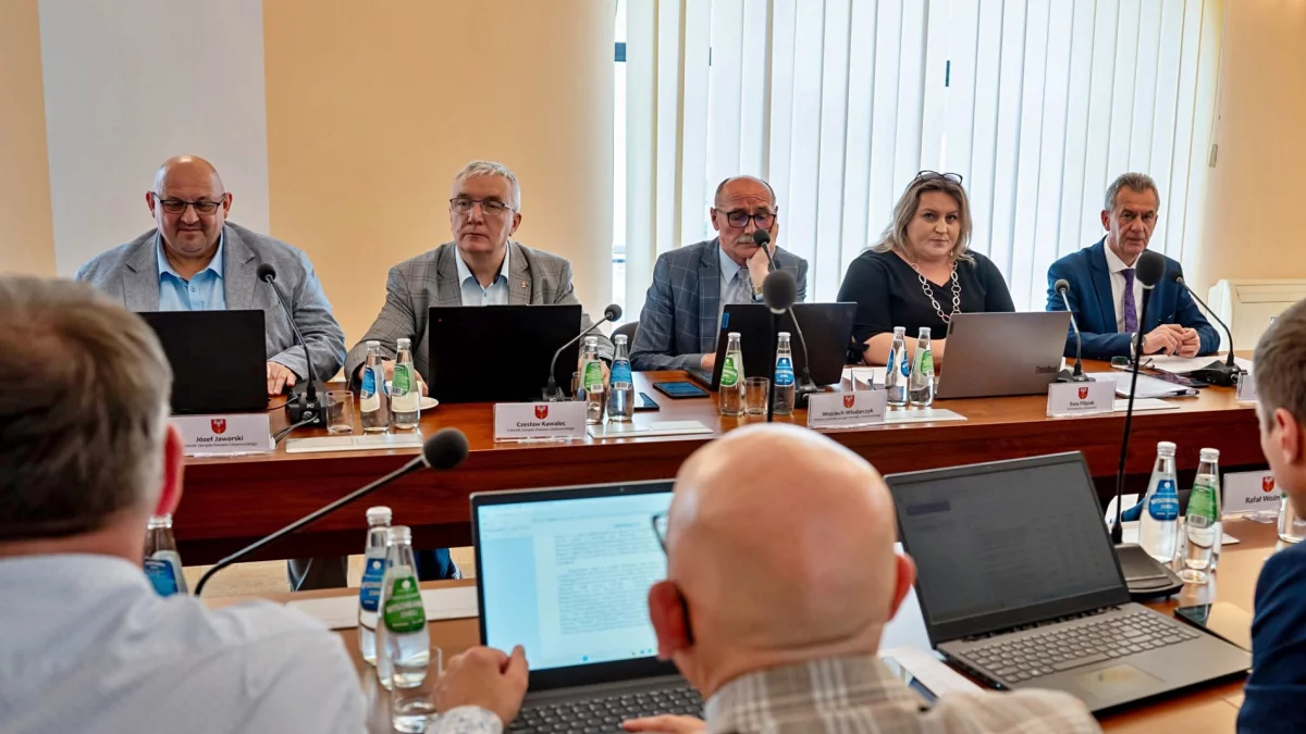 Zarząd Powiatu Limanowskiego podczas obrad na sali sesyjnej Starostwa Powiatowego w Limanowej