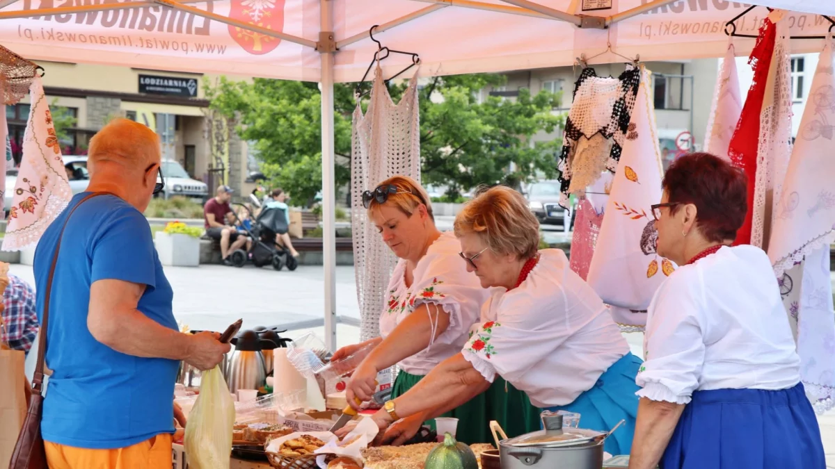 Stoisko promocyjne Koła Gospodyń Wiejskich z regionalnymi produktami na rynku w Limanowej.