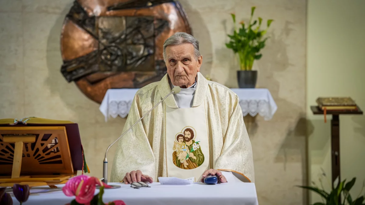 Biskup Andrzej Jeż odprawiający mszę świętą z okazji 70. rocznicy święceń kapłańskich ks. Józefa Korzenia.