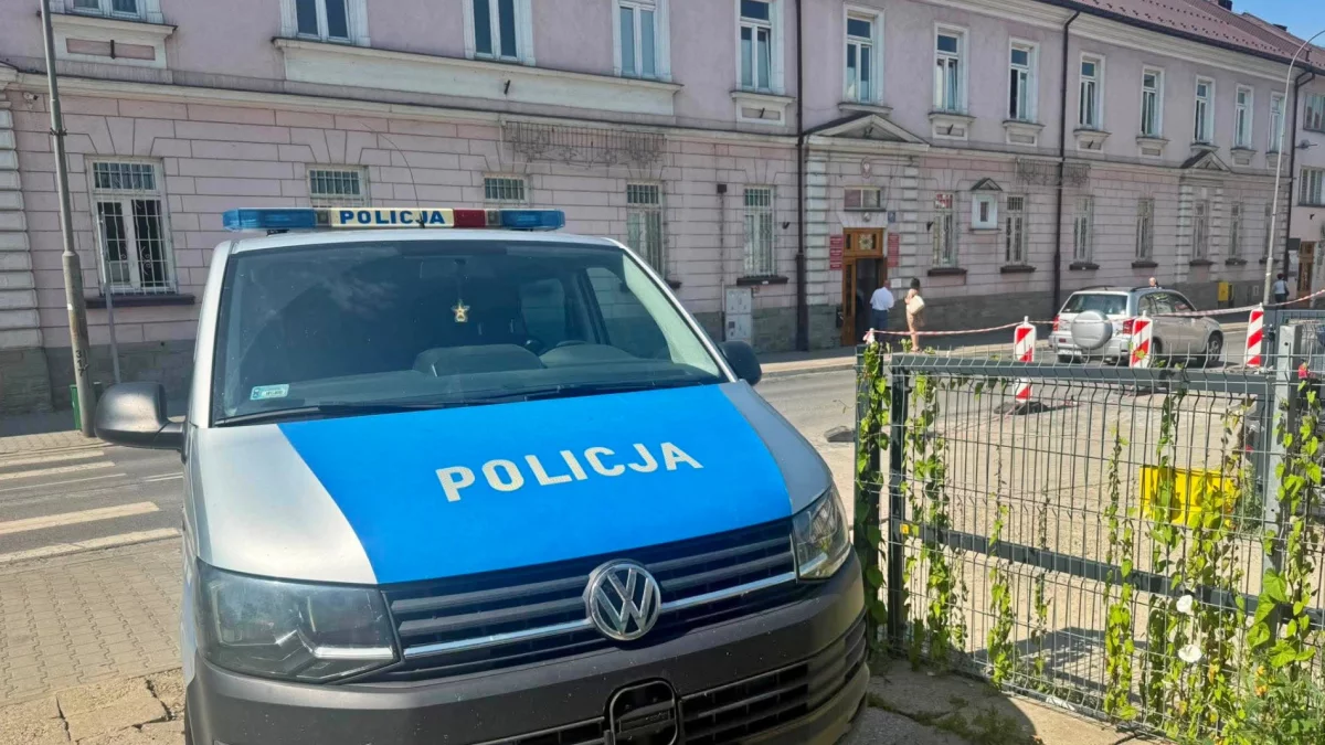 Ewakuacja Urzędu Gminy Limanowa policja i straż pożarna na ulicy Matki Boskiej Bolesnej kaskadowy alarm bombowy