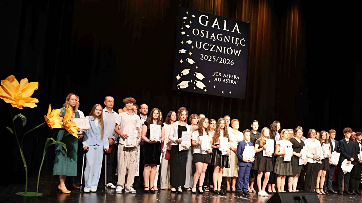 Wręczenie nagród i dyplomów wyróżnionym uczniom na scenie Limanowskiego Domu Kultury.
