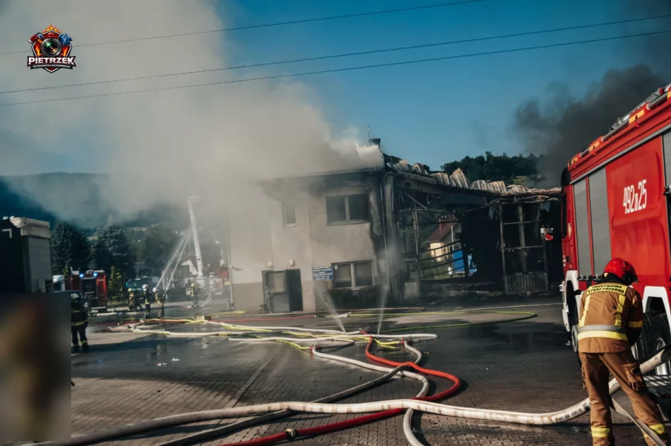 Ewakuacja, ranny mężczyzna i 140 strażaków w akcji (ZDJĘCIA)  - zdjęcie 6