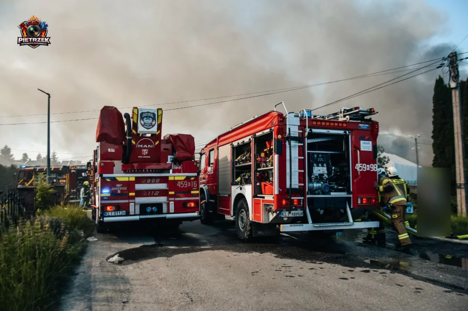 Ewakuacja, ranny mężczyzna i 140 strażaków w akcji (ZDJĘCIA)  - zdjęcie 12