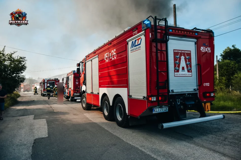 Ewakuacja, ranny mężczyzna i 140 strażaków w akcji (ZDJĘCIA)  - zdjęcie 15