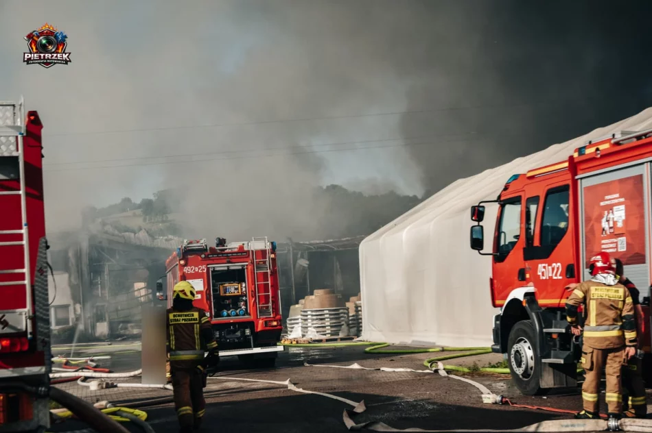 Ewakuacja, ranny mężczyzna i 140 strażaków w akcji (ZDJĘCIA)  - zdjęcie 19