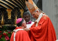 Papież wręczył paliusze. Wśród uhonorowanych kardynał Grzegorz Ryś - zdjęcie główne