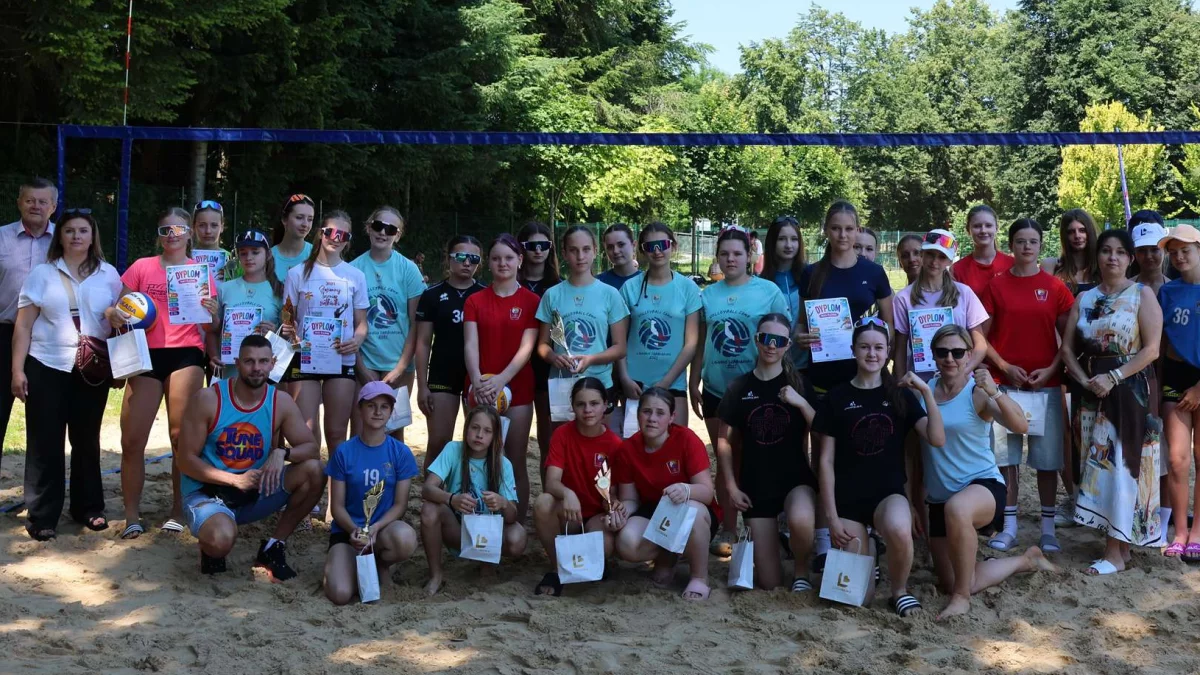 Turniej siatkówki plażowej i otwarcie basenu podczas Małopolskiego Dnia Dziecka