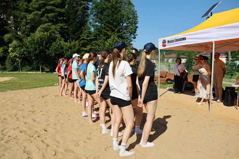 Turniej siatkówki plażowej i otwarcie basenu podczas Małopolskiego Dnia Dziecka - zdjęcie 4
