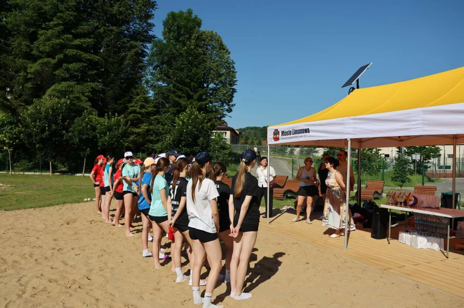 Turniej siatkówki plażowej i otwarcie basenu podczas Małopolskiego Dnia Dziecka - zdjęcie 5