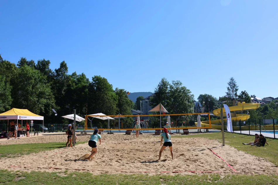 Turniej siatkówki plażowej i otwarcie basenu podczas Małopolskiego Dnia Dziecka - zdjęcie 7