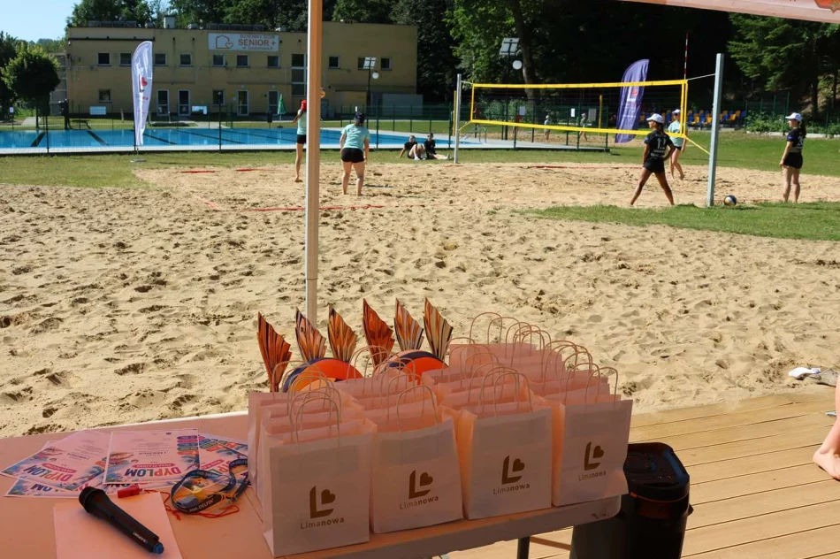Turniej siatkówki plażowej i otwarcie basenu podczas Małopolskiego Dnia Dziecka - zdjęcie 10