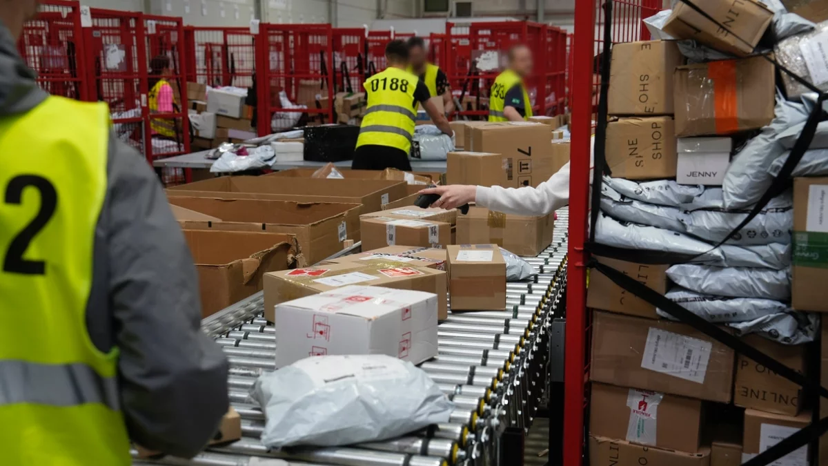 Funkcjonariusze Policji i Służby Celno-Skarbowej sprawdzają przesyłki kurierskie w sortowni podczas operacji Kryształ