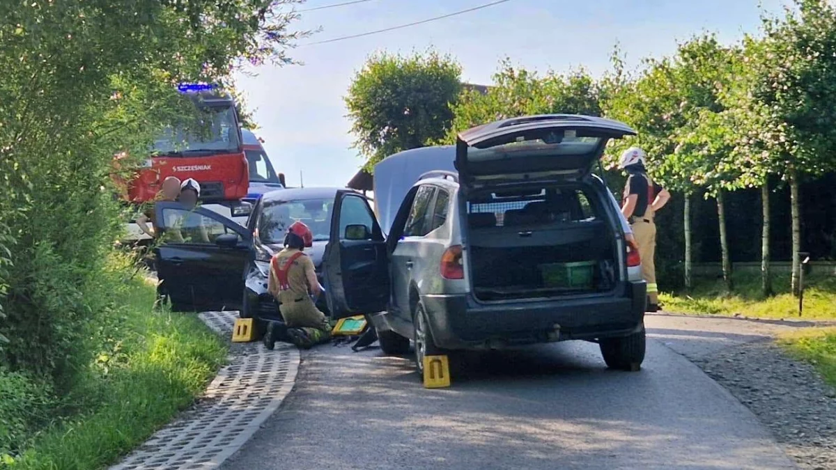 Uszkodzone samochody osobowe marek BMW i Renault po zderzeniu na drodze w miejscowości Pasierbiec