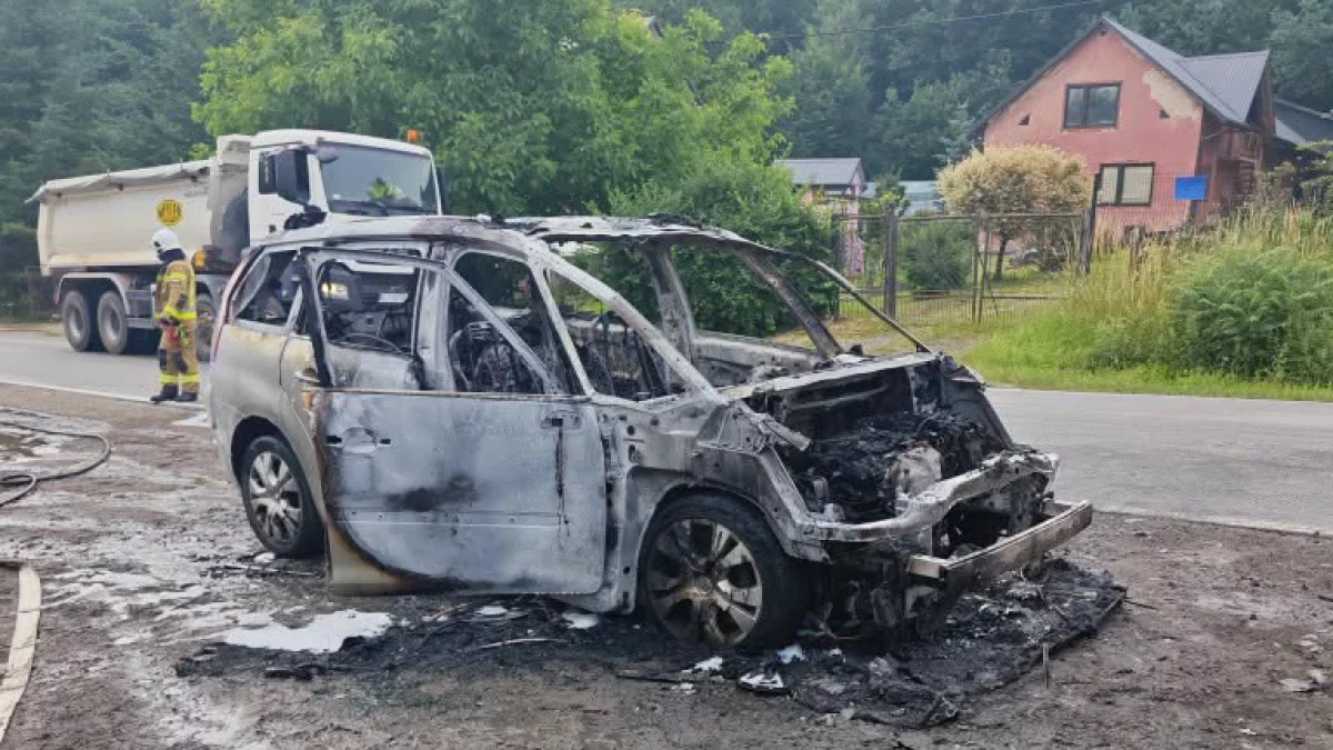 Auto stanęło w płomieniach podczas jazdy