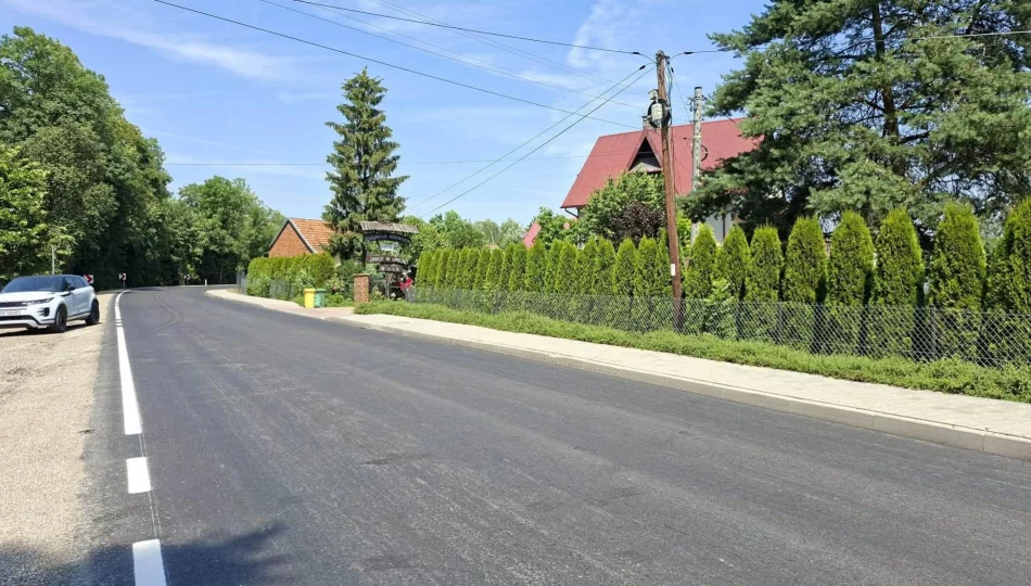 Nowy asfalt na granicy powiatów  - zdjęcie 1