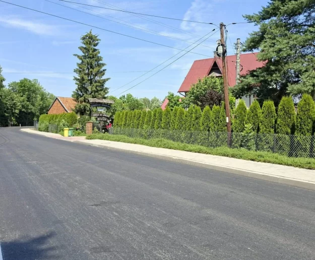 Nowy asfalt na granicy powiatów - zdjęcie główne