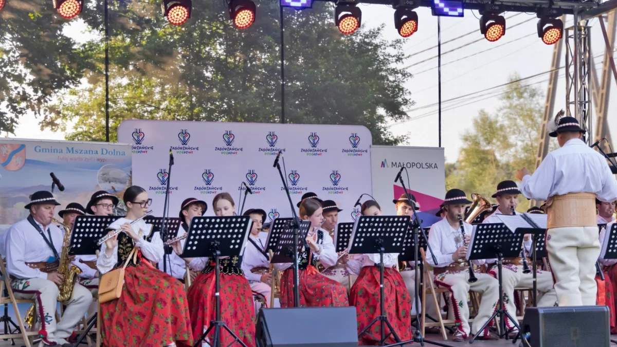 Orkiestra dęta w strojach regionalnych występuje na scenie podczas Zagórzańskiego Festiwalu Folkloru i Tradycji w Kasinie Wielkiej