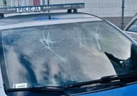Pijany żołnierz skakał po radiowozach i uszkodził drzwi komisariatu - zdjęcie główne