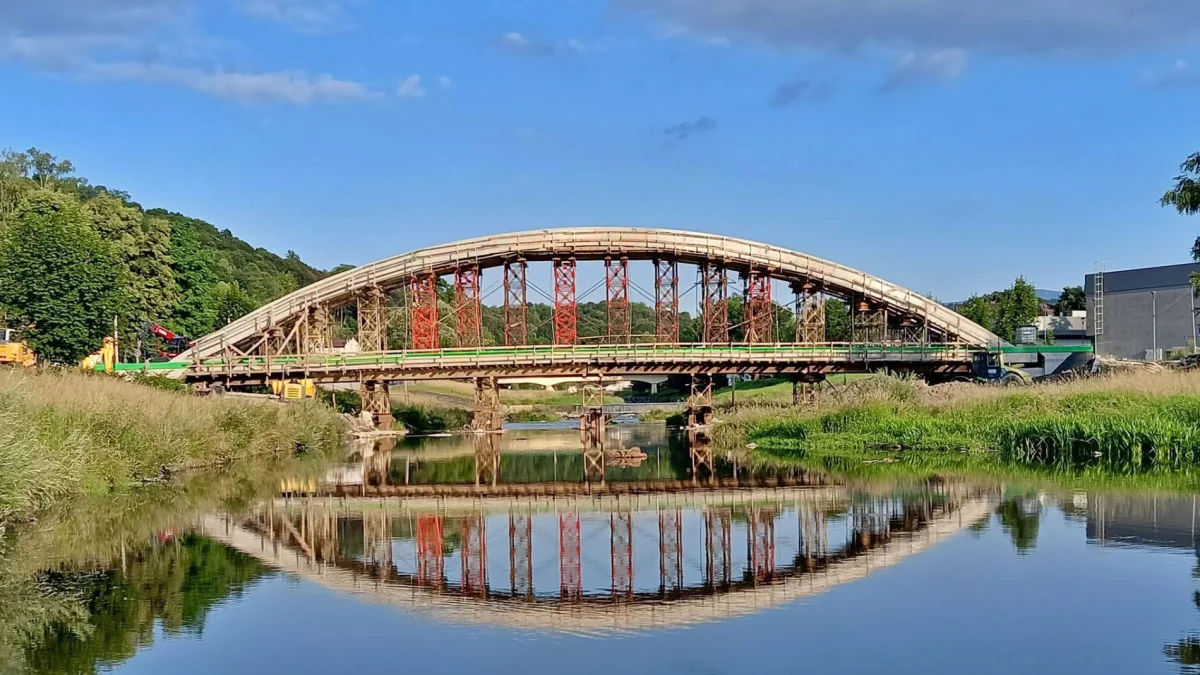  Plac budowy nowej kładki pieszo-rowerowej nad rzeką w Mszanie Dolnej