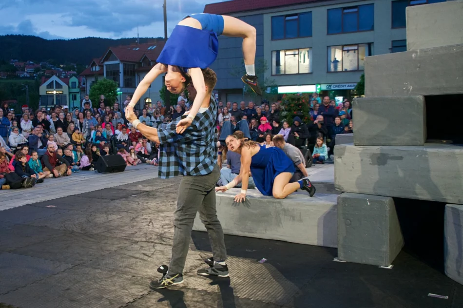 Rynek i ulice miasta stały się teatralną sceną (ZDJĘCIA, WIDEO) - zdjęcie 3