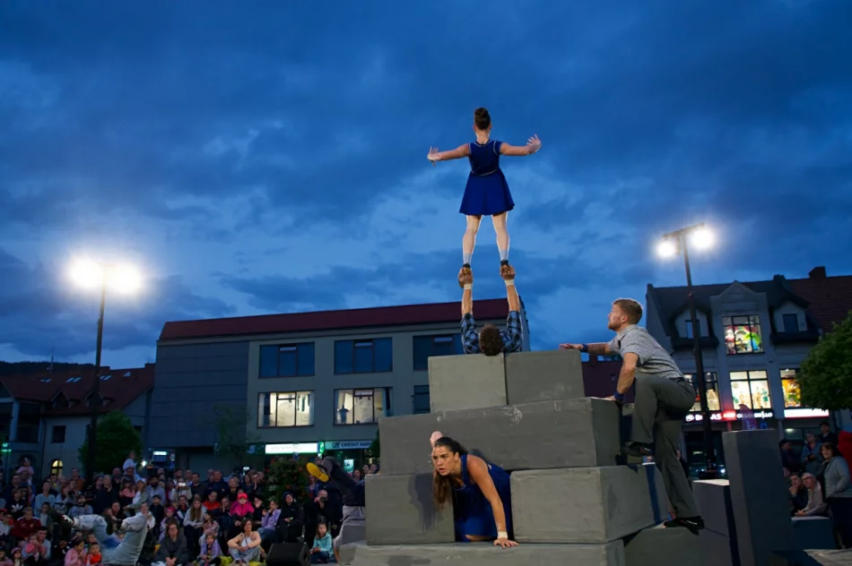 Rynek i ulice miasta stały się teatralną sceną (ZDJĘCIA, WIDEO) - zdjęcie 6