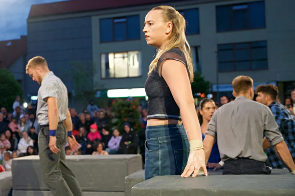 Rynek i ulice miasta stały się teatralną sceną (ZDJĘCIA, WIDEO) - zdjęcie 10