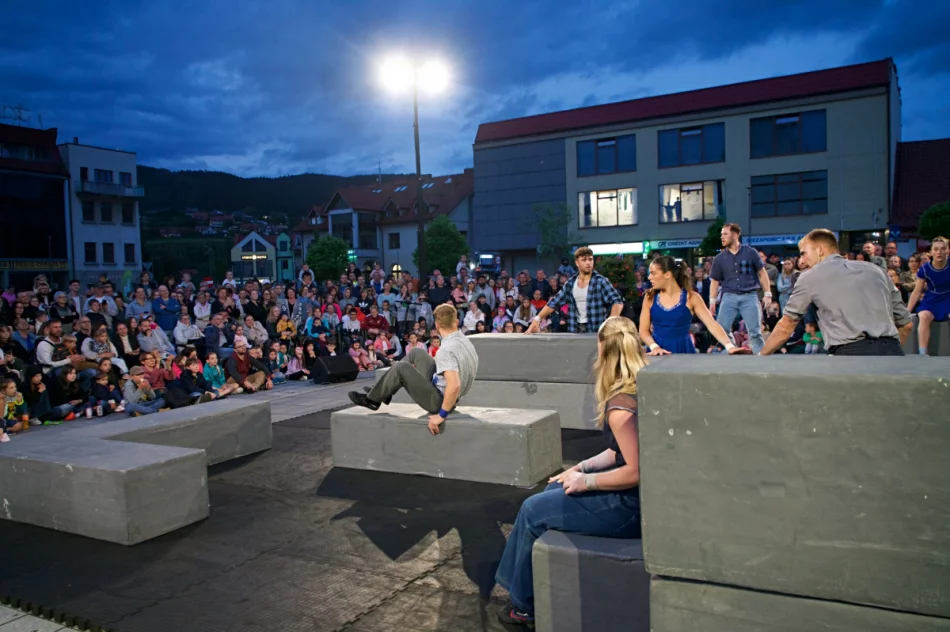 Rynek i ulice miasta stały się teatralną sceną (ZDJĘCIA, WIDEO) - zdjęcie 11