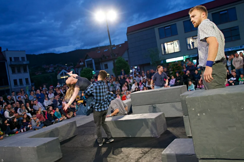 Rynek i ulice miasta stały się teatralną sceną (ZDJĘCIA, WIDEO) - zdjęcie 13