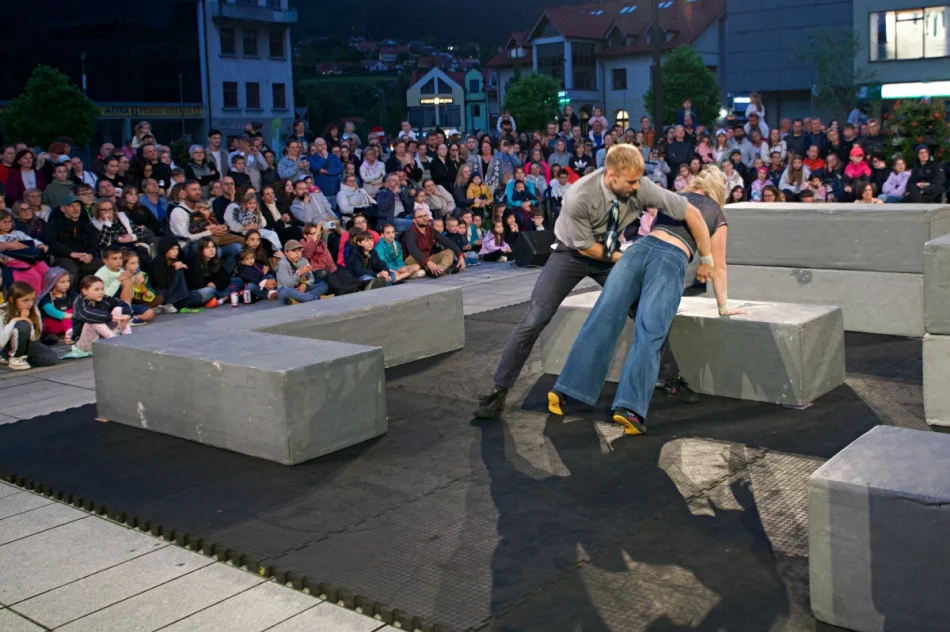 Rynek i ulice miasta stały się teatralną sceną (ZDJĘCIA, WIDEO) - zdjęcie 14