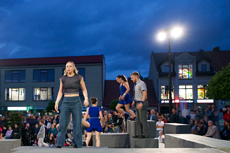 Rynek i ulice miasta stały się teatralną sceną (ZDJĘCIA, WIDEO) - zdjęcie 19
