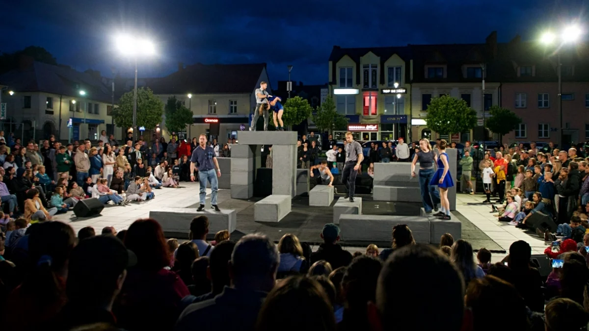 Artyści teatru ulicznego podczas pokazów akrobatycznych na rynku w Limanowej