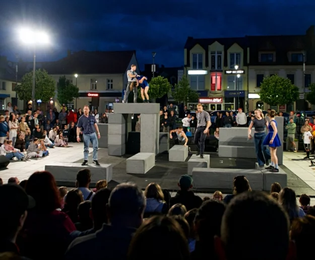 Rynek i ulice miasta stały się teatralną sceną (ZDJĘCIA, WIDEO) - zdjęcie główne