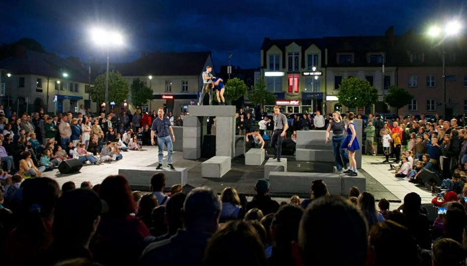Rynek i ulice miasta stały się teatralną sceną (ZDJĘCIA, WIDEO) - zdjęcie 1