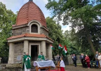 Modlitwa za poległych na Cmentarzu Wojennym na Jabłońcu - zdjęcie główne