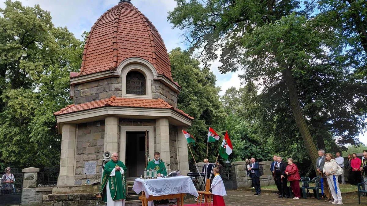 Modlitwa za poległych na Cmentarzu Wojennym na Jabłońcu