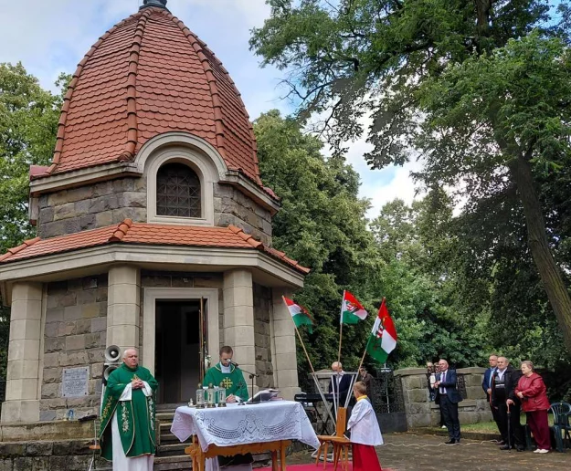 Modlitwa za poległych na Cmentarzu Wojennym na Jabłońcu - Zdjęcie główne