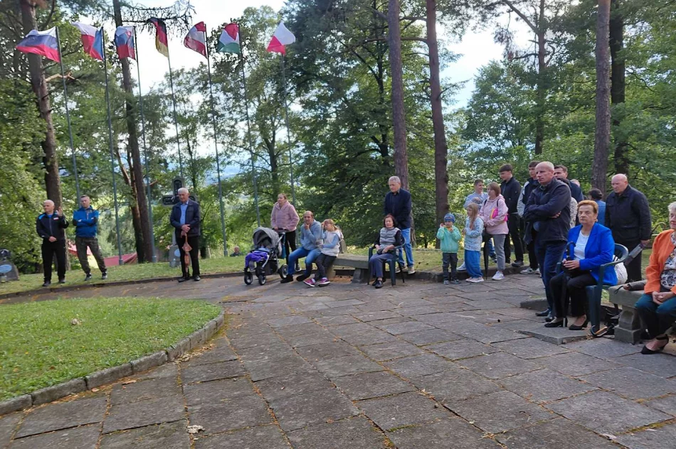 Modlitwa za poległych na Cmentarzu Wojennym na Jabłońcu - zdjęcie 6