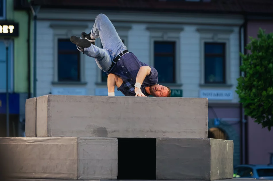 Motionhouse “Block” - zdjęcie 2